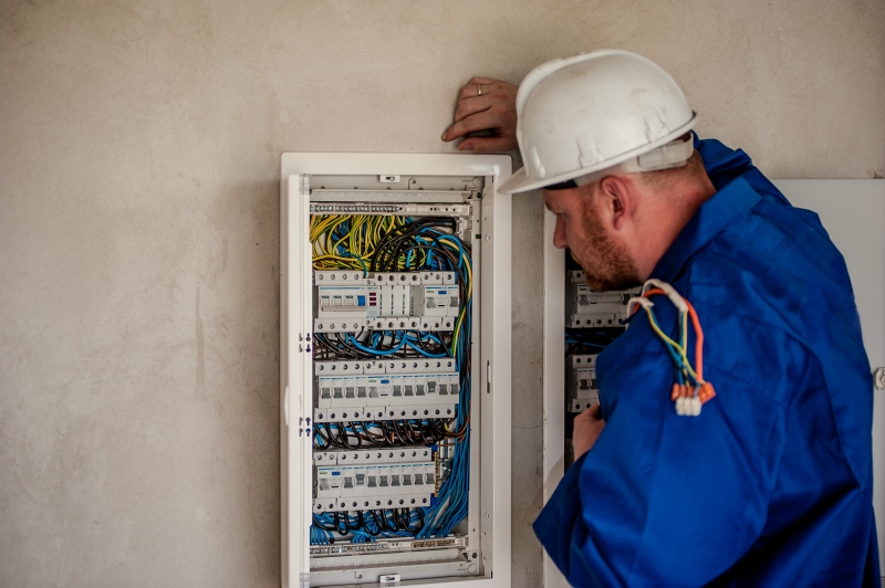 electricite-ST RAPHAEL-min_electrician-2755683